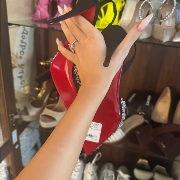 QUEENISSIMA SLING 80
MATERIAL: MOIRE/BRODE/LINING
COLOR: BLACK/CRY/LIN BLACK - Picture 2 of 6